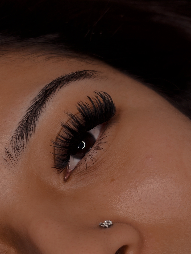 High-volume lash extensions, side profile