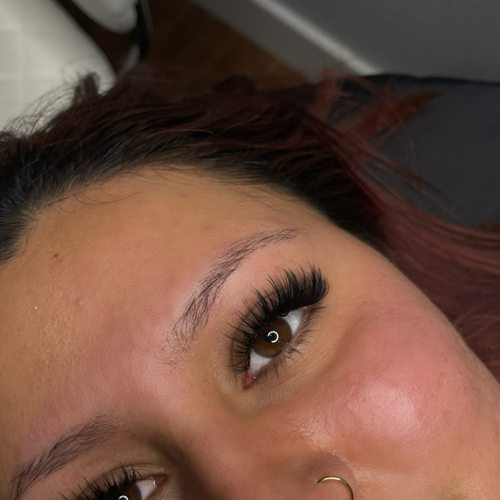 Fresh set of hybrid lash extensions, client selfie